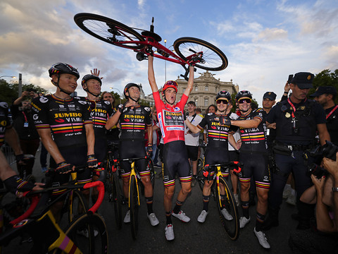 Groves une 3e fois, Kuss triomphe
