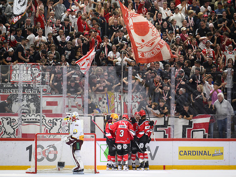 Lausanne gifle le champion, Fribourg rebondit