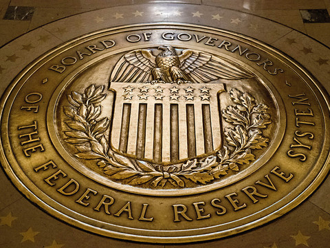 La Fed maintient ses taux, mais prévoit encore une hausse
