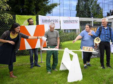 Action de protestation devant les locaux d'Elsa à Estavayer-le-Lac
