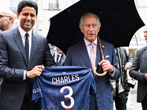 À Saint-Denis, Charles III rencontre le patron du PSG