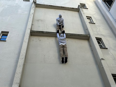 Deux silhouettes de Mark Jenkins sur un bâtiment à Bâle