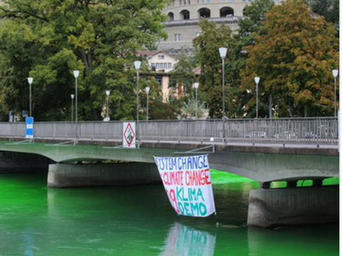 L'Aar colorée en vert par des activistes 