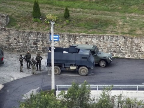 Six arrestations, 3 assaillants tués après la mort d'un policier