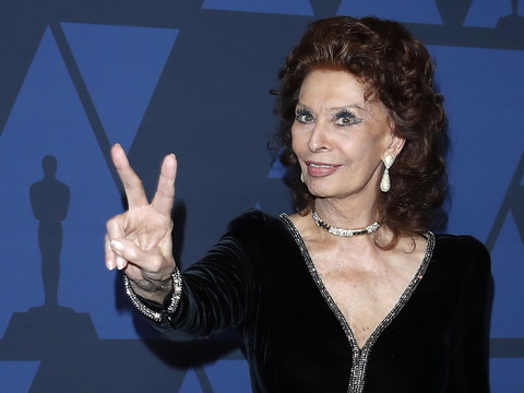 Chute et opération de la hanche: Sophia Loren en convalescence