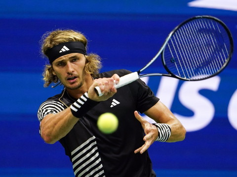 Alexander Zverev renverse Roman Safiullin en finale