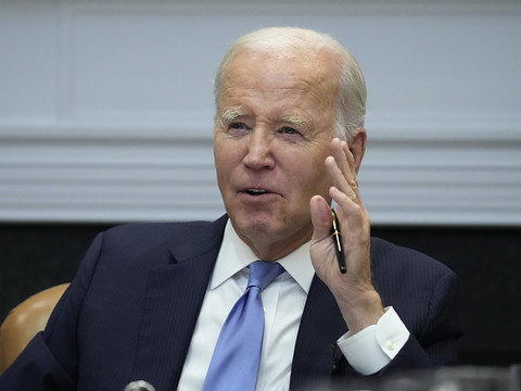 Biden s'en prend frontalement à Trump, 