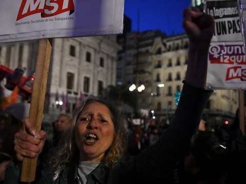 Les femmes dans la rue, le candidat anti-avortement dans le viseur
