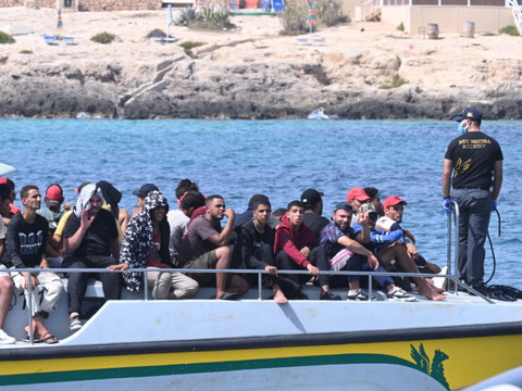 Des migrants sauvés après un feu à bord d'un ferry en Sicile