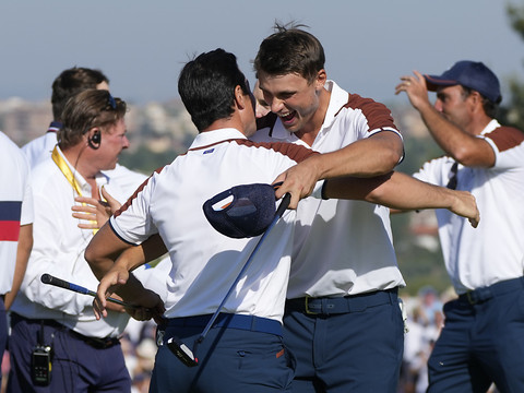 L'Europe commence la 2e journée par une victoire historique