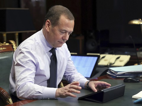 Medvedev promet plus de conquêtes en Ukraine