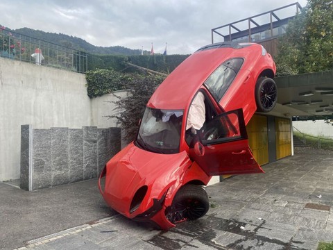 Une voiture finit au cimetière à Walchwil ZG