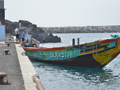 Près de 300 migrants arrivent à bord d'une embarcation aux Canaries