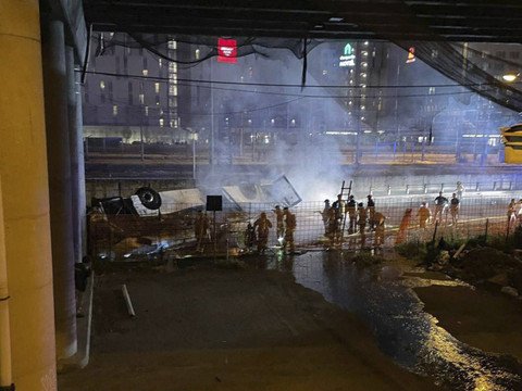 Un bus tombe d'un pont à Venise et prend feu
