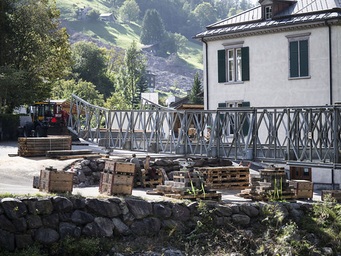 Pont d'urgence construit par l'armée à Schwanden (GL)