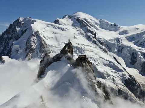 Le mont Blanc mesuré à 4805,59 mètres a perdu 2,22 m depuis 2021