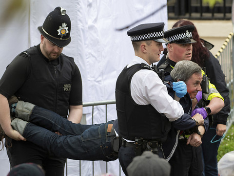 Militants inculpés après l'interruption d'un spectacle à Londres