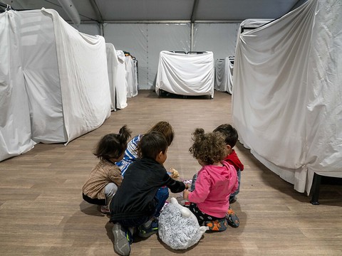 Des millions d'enfants déracinés par les désastres climatiques