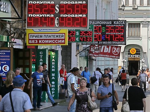 Vladimir Poutine veut rassurer alors que le rouble chute