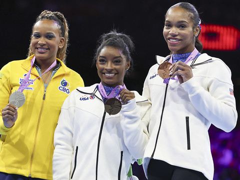 Simone Biles remporte le concours complet