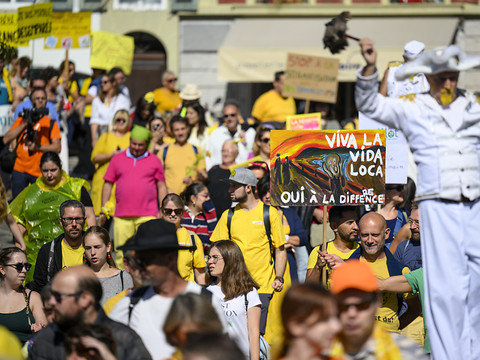 Près de 1000 personnes pour la Mad Pride à Lausanne