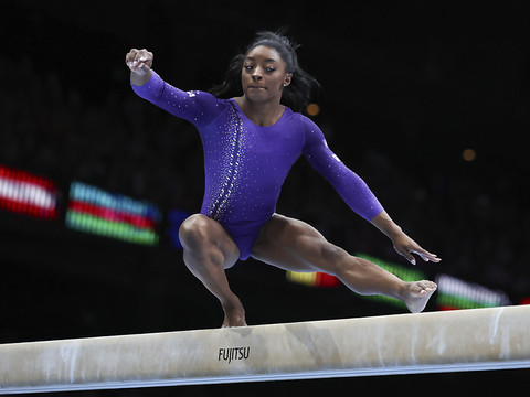 Simone Biles brille encore et s'offre deux nouveaux titres