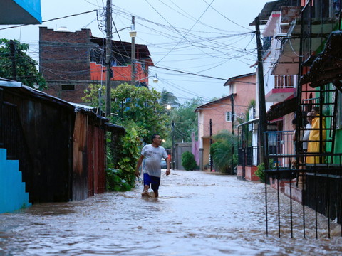 L'ouragan Lidia s'affaiblit après avoir touché terre au Mexique