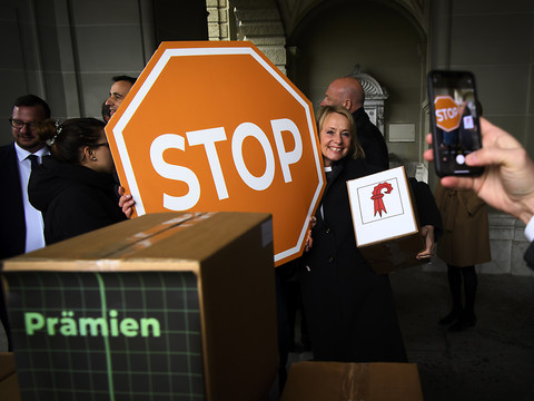 Le Centre maintient son initiative sur les primes