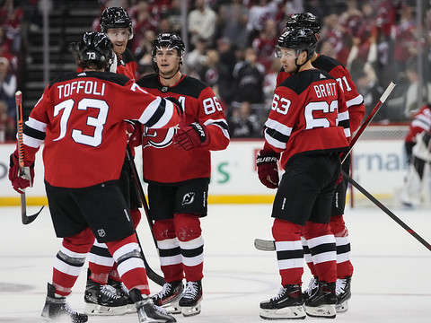 Les Devils gagnent leur 1er match, Siegenthaler régale