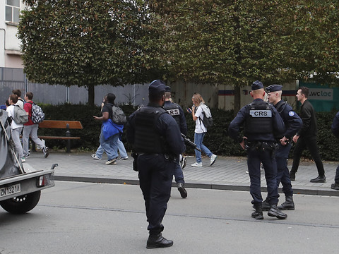 Un enseignant tué au couteau et deux blessés dans un lycée d'Arras