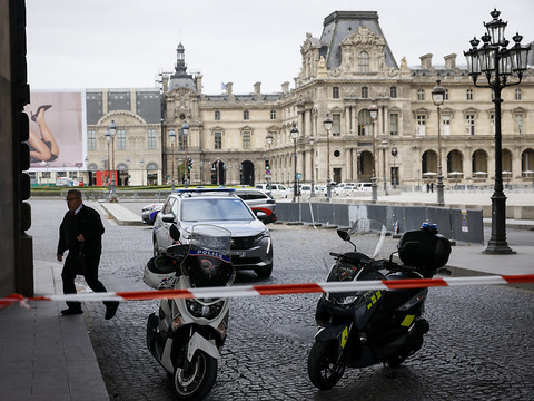 Le Louvre et Versailles évacués après des alertes