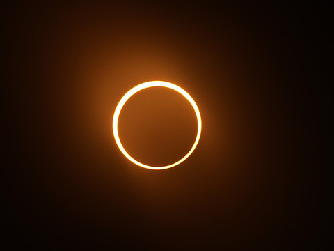 Une éclipse et un 