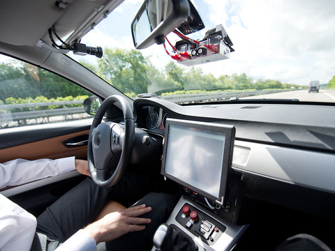 Le Conseil fédéral veut autoriser la conduite automatisée