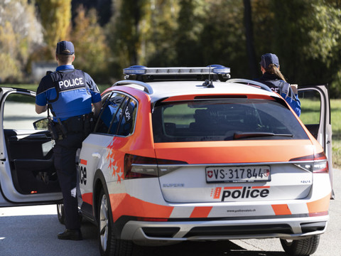 VS: Un automobiliste consommant du gaz hilarant au volant arrêté
