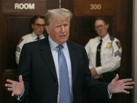 Une femme arrêtée pour s'être approchée de Trump à son procès civil