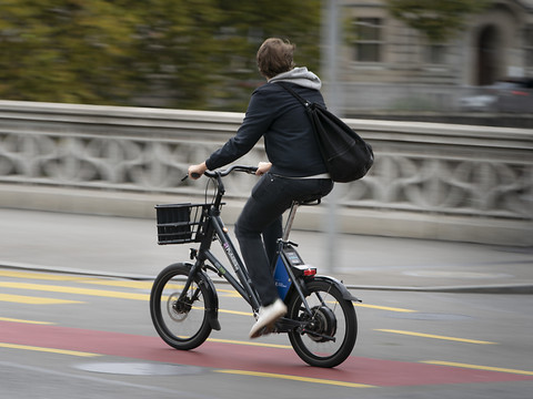 Rouler à 12 ans à vélo électrique est controversé