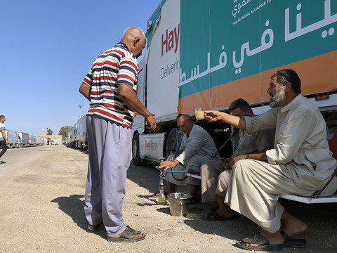 Les Palestiniens désespérés attendent l'aide humanitaire