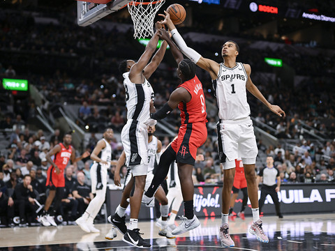 Retour gagnant pour Wembanyama à une semaine de la reprise