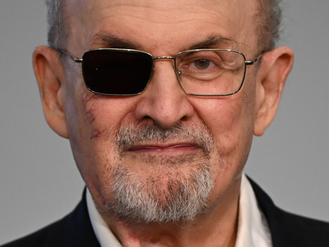 Salman Rushdie appelle à la fin de la guerre entre Israël et Hamas