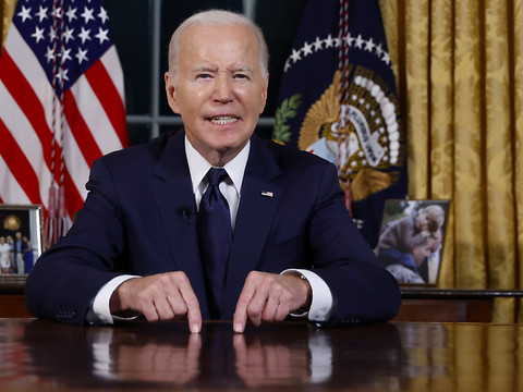 Biden demande 105 milliards de dollars au Congrès pour les crises