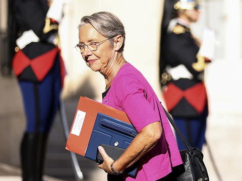 La première ministre française surmonte deux motions de censure