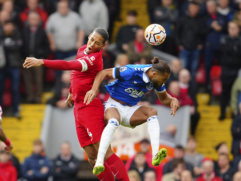Manchester City bat Brighton, Akanji voit rouge