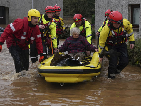 Tempête Babet: inondations et coupures d'électricité en Europe du nord