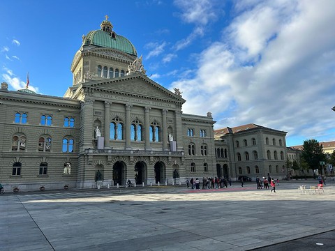Le dimanche électoral débute calmement à Berne