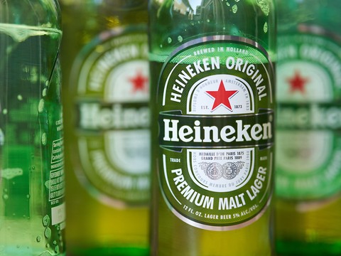 Heineken vend moins de bière, bénéfice net en baisse
