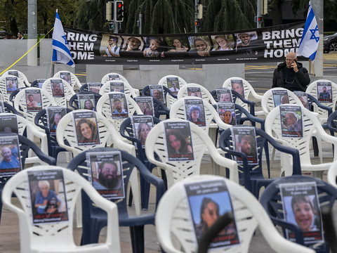 Des chaises en bleu et blanc à Genève pour les otages israéliens
