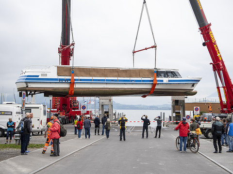 Le MS Schwyz a été transporté du lac de Zoug à celui de Walenstadt