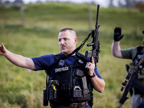 La police aux trousses du tireur présumé dans le Maine