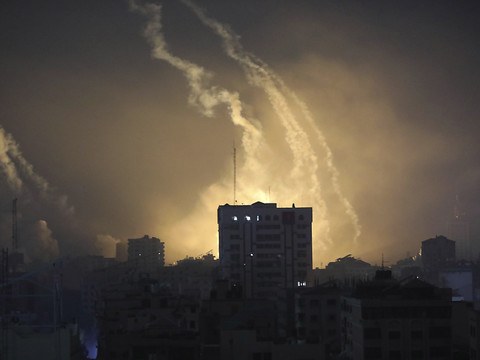 Combats au sol et bombardements massifs dans Gaza coupé du monde