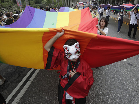 Des milliers de gens à la plus grande marche des fiertés d'Asie